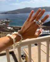 Collar regulable de bronce macizo con cuentas de piedra natural de cuarzo lima y jaspe rojo, y un dije central de labradorita.