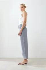 Pantalón de jean a rayas verticales azules y blancas, de corte amplio y tiro alto.