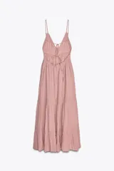 Vestido midi color rosa viejo, confeccionado en algodón. Tiene escote en pico, tirantes finos ajustables y espalda descubierta con tira ajustable.