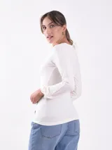 Remera de manga larga color gris oscuro, con cuello redondo y corte ajustado.
