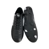 Championes de fútbol Umbro Clasic II HG, color negro con logo Umbro en blanco.