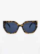 Lentes de sol con montura de acetato color carey con forma geométrica y lentes oscuros.