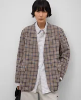 Blazer sastre de algodón con cuello de pico, manga larga con tres botones en el puño, bolsillo de vivo en el pecho y bolsillos de tapeta en el delantero.