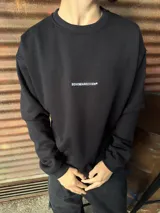 Buzo negro de algodón con corte amplio y bordado blanco con la leyenda "BOHEMIANDESIGN®" en el frente.