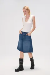 Musculosa negra de poliéster con textura arrugada, breteles anchos y escote en V profundo.