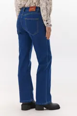 Pantalón de jean azul oscuro, de corte recto y tiro alto.