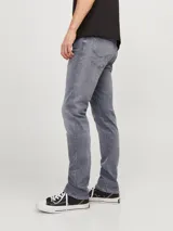 Jean de hombre gris con corte slim fit, cinco bolsillos y cierre con botón.