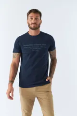 Remera blanca de algodón con cuello redondo y estampado frontal con texto en gris.