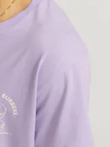 Camiseta lila de manga corta y cuello redondo, con estampado frontal de un elefante sobre una hamburguesa y el texto "Big Tasty Burgers".
