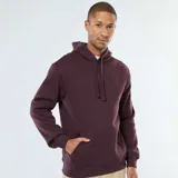 Buzo con capucha color borgoña, de corte clásico, con bolsillo tipo canguro y cordones ajustables.