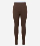 Conjunto deportivo color marrón chocolate, compuesto por un top con breteles finos y calzas largas de tiro alto.