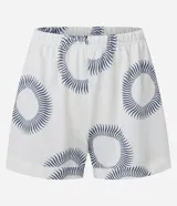 Conjunto de pijama corto blanco con estampado de soles azules. Incluye camisa de manga corta con cuello y short con cintura elástica.