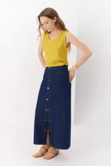 Musculosa de lino azul marino, de corte recto y breteles anchos.