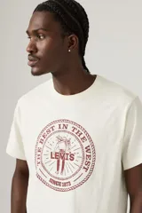 Remera color crema de corte recto y mangas cortas. Estampado en el frente con logo de Levi's, imagen de un jinete y texto "The Best in the West Since 1873".