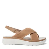 Sandalias de mujer color beige con plataforma blanca. Presentan tiras anchas cruzadas en la parte del empeine, confeccionadas en tejido de punto. Cuentan con tira ajustable con hebilla en el talón.