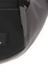 Riñonera gris con detalles en negro, con correa ajustable y varios bolsillos.