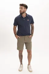 Bermuda color caqui, de corte recto y largo a la rodilla.