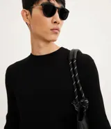 Suéter slim rojo de punto acanalado con cuello redondo y mangas largas. Puños y bajo ajustados. Marca Request.