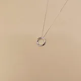 Conjunto de collar y dije en plata 925 con dije circular con circonias.