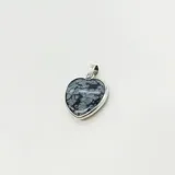 Dije con forma de corazón, realizado en plata 925 y obsidiana copo de nieve.