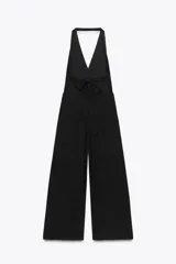 Mono largo negro de lino con escote halter y espalda descubierta.