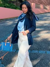 Blazer azul marino de algodón, de corte clásico y calce relajado.