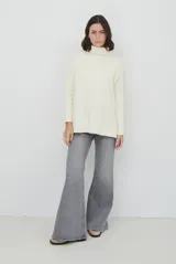 Jean de corte wide leg en color gris con lavado desgastado, tiro medio y cierre frontal con botón y cremallera.