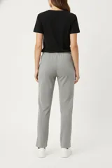 Pantalón negro de algodón, corte recto y tiro medio, con bolsillos laterales.