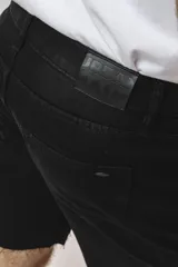 Bermuda de gabardina color negro, corte recto y largo a la rodilla.