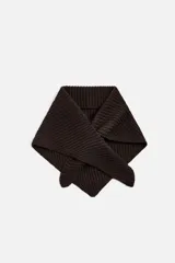 Pañoleta triangular de punto color negro, tejida en hilatura de algodón.