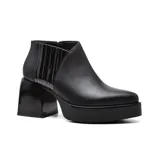 Botín negro de cuero con elástico lateral, plataforma y taco cuadrado. El taco y la plataforma tienen acabado brillante.