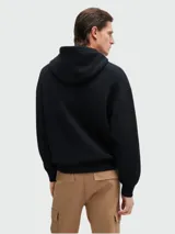Sudadera negra con capucha y cordones ajustables, bolsillo tipo canguro y logo bordado en el pecho.