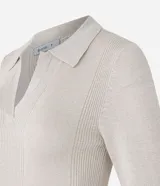 Blusa de manga larga, color beige claro con brillo sutil, tejido acanalado y cuello polo con escote en V.