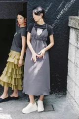 Zapatillas blancas con plataforma gruesa, cordones y puntera redonda.