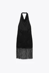 Vestido corto negro con cuello halter y espalda descubierta. Presenta bordados florales a tono y terminación con flecos.