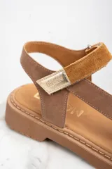 Sandalias de cuero color marrón y dorado, con plataforma y hebilla ajustable.