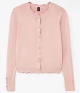 Cárdigan rosa de tejido de punto, con cuello redondo con borde ondulado, cierre frontal con botones y mangas largas con puños acanalados.