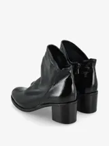 Botín de cuero acharolado color marrón oscuro, con taco cuadrado y diseño moderno.