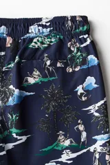 Short de baño azul marino con estampado de motivos playeros, cintura elastizada con cordón de ajuste, bolsillos laterales y bolsillo trasero con velcro.