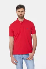 Remera polo color bordó de piqué liso, con cuello en rib y botones personalizados.