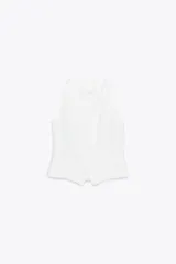 Chaleco blanco con cuello halter y escote en pico. Cierre frontal con botones.
