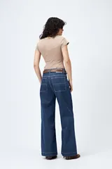 Pantalón de jean azul oscuro, de corte ancho y tiro medio.