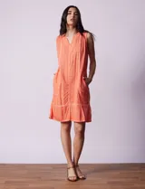 Vestido de algodón texturado color naranja, con cuello en V y sin mangas.