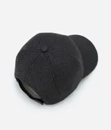 Gorra de paja color negro con visera curva y ajuste trasero con velcro.