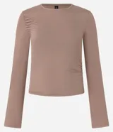 Blusa color café confeccionada en poliamida, con cuello redondo, mangas largas de corte godê y detalle de costura fruncida en la sisa.