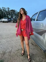 Chal tejido en algodón color negro con flecos en los bordes.