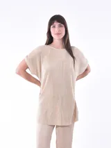 Blusa beige de corte holgado con textura plisada y mangas cortas.