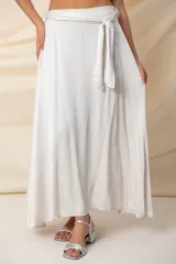 Pollera larga color beige de satén de seda, de corte amplio, con cintura elastizada y lazo.