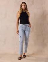 Pantalón jean cargo celeste, con pretina con pasadores, botón y cierre. Delantera, laterales y trasera con bolsillos. Fit: tiro medio, pierna recta.