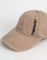 Gorra deportiva gris con efecto lavado, bordado lateral y regulador metálico trasero.